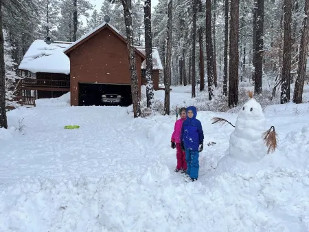 Custombuilt, Stylish Hillside 2-Bdrm Home.Views,Pines, Privacy, 3 Miles to Town.