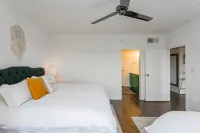 Luxurious Retreat - Private Pool, Parking, Poolside Oasis