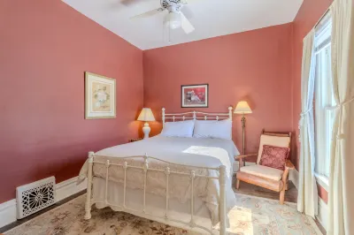 Charming Cottage with Outdoor Living - Cozy Retreat Near Beach Robert H. Manning Memorial Lighthouse 주변 호텔