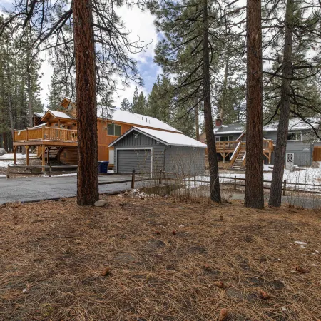 Chic Cabin Retreat with Hot Tub Big Bear