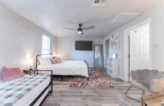 Charming Studio with Full Kitchen and Outdoor Patio - Delightful Haven