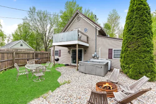 Hot Tub and Cozy Gatherings Await - Charming Lakeside Retreat