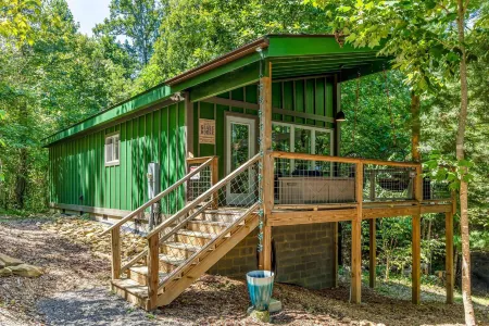 Luxurious Hot Tub and Stunning Nature Views - Exquisite Woodsy Retreat