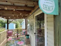 Fancy, Fabulous Flamingo Vibes !! Hotels in Stump Sound