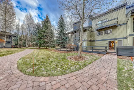 Updated Townhouse with WiFi - Near Skiing, Hiking, Shopping & Dining Отели рядом с достопримечательностью «White Clouds»