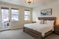 Incredible Views and Inviting Outdoor Space - Stunning Modern Retreat Hotels in Hideout