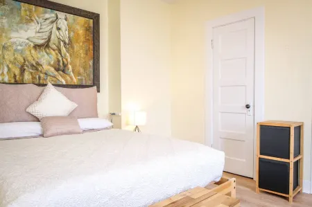 Cozy Living Space and Beautiful Yard Retreat - Charming Vintage Studio