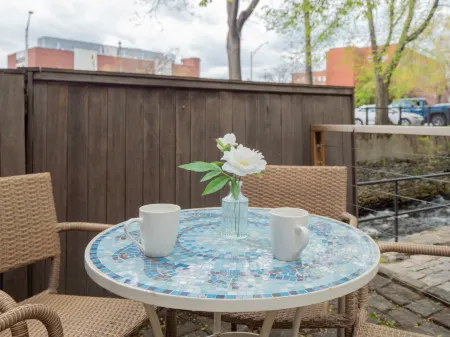 Private Patio and Historic Loft Feel - Charming Foundry Retreat Отели рядом с достопримечательностью «Парк Роджер Уильямс»