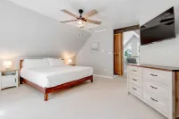 Waterfront Access with Kayaks and Firepit - Serene Spacious Retreat 그레이 호텔