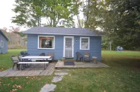 Full Kitchen and Shared Tennis Court - Charming Cottage Retreat Hotels in Glen Arbor