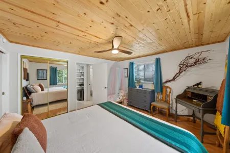 Mountain Cabin with Hot Tub and Game Room - Charming Rustic Retreat