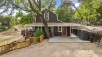 Cozy Cabin with BBQ Deck in Serene Woods - Delightful Hideaway