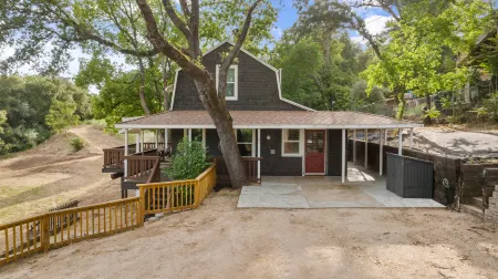 Cozy Cabin with BBQ Deck in Serene Woods - Delightful Hideaway Отели в г. Оберн