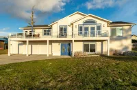 Expansive Deck and Captivating Views - Luxurious Spacious Haven Hotels in Coupeville
