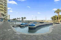 Expansive Balcony and Modern Amenities - Stunning Oceanfront Retreat Hôtels à : Atlantic Beach