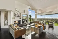 Panoramic Desert Views and Sparkling Pool - Stunning Architectural Retreat