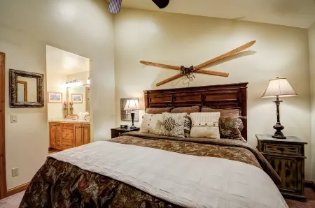 Close to Cabriolet Lift with Private Shuttle Service - Stunning Townhome Отели в г. Снайдервилл