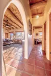 Casa Panorama~ Stunning Views~ Kiva Fireplace~ Hot Tub~ 8 mins to Plaza!