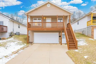 Comfort Awaits at Cozy Get Away - Dog Friendly - 3BD / 2BA + Living Spaces 애크런-서밋 카운티 공공도서관 주변 호텔