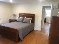 Spacious Backyard Bordering Golf Course - Charming Oasis Hotels in Hamilton