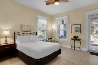 Tropical Pool and Private Beach Access - Elegant Beachside Haven