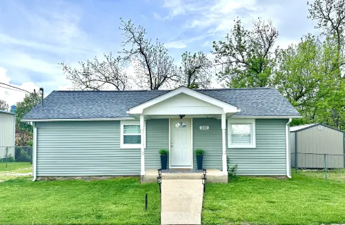 Cozy Indoor Fireplace and Fenced Backyard Oasis - Charming Cottage Hotel a Spring Creek West Township