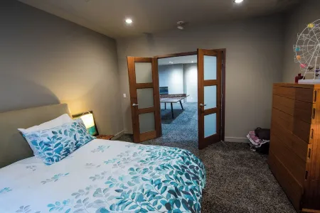 We are two artists who enjoy sharing our home to caring and curious guests! Отели рядом с достопримечательностью «Денверский университет»