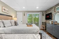 Walk to Town-Lake Views-6 Decks-Pool Table-FirePit: The Lookout