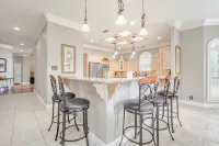 Right at Home-Midland Sprawling Ranch House with Pool Cabana and Playground