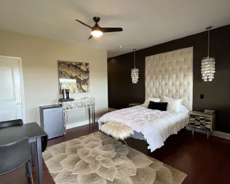 The Guesthouse at the Lonely Oak Hotels in Llano County