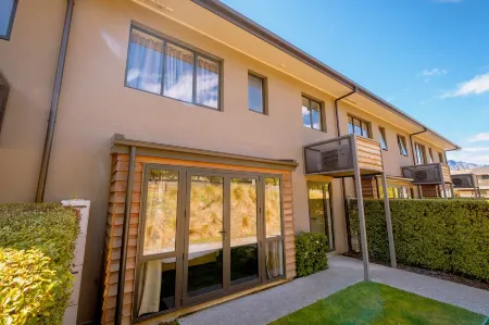 Brookside Gem - Modern 2 Bedroom Apartment Отели рядом с достопримечательностью «Skyline Luge Queenstown»