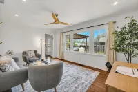Golden Era Retreat-3 Miles to Expo-Fully-Fenced-Pet Friendly