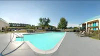 Quality Inn - Swimmingpools