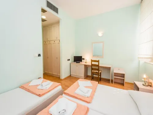 Guesthouse Aurora - parking