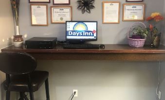 Days Inn by Wyndham Hinton