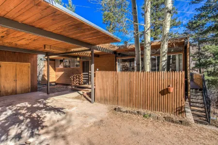 4BR Cabin With Fireplacemountain Viewsdog-friendly Отели рядом с достопримечательностью «Пайкс Пик - Америкас Маунтин»