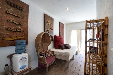 Villa Pasir Отели рядом с достопримечательностью «Blue Lagoon Cliff Jump»