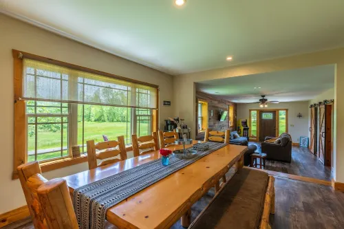 Just minutes away from Hocking Hills parks!