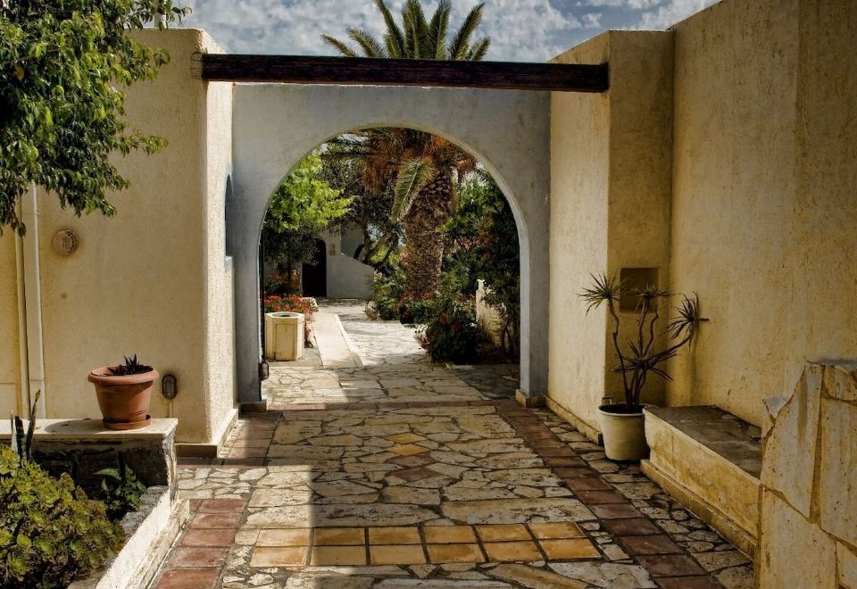 Hotel Coriva Beach Hotel & Bungalows, Exterior, Garden