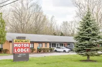 Stay in Browntown for 4: Cozy Room with MiniFridge