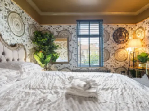 Lux Versace 1 Bed, Hot Tub, Pool Table, Sky Tv Hotels in Leyton