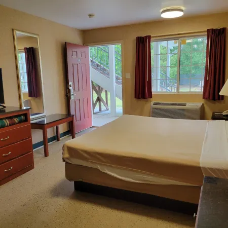Atrium Inn & Suites