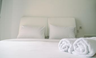 Comfortable Studio with Pool View at Sky House BSD Apartment