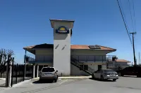 Days Inn by Wyndham Bakersfield Hoteles cerca de Salt 7even Float Center