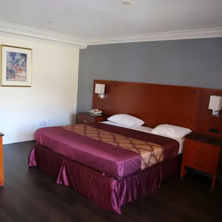 Chateau Inn & Suites