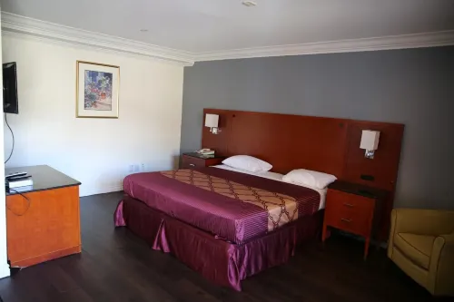 Chateau Inn & Suites - Kolam Renang