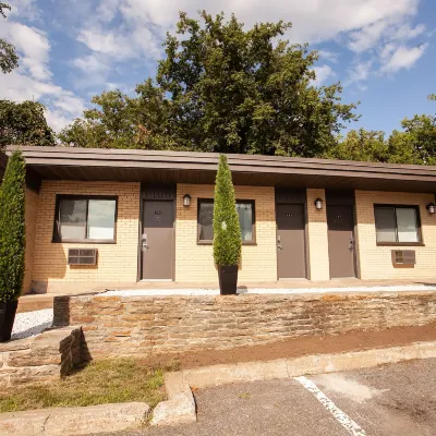 Motel Newstar Laval Hotels near Claude-Robillard Sports Complex
