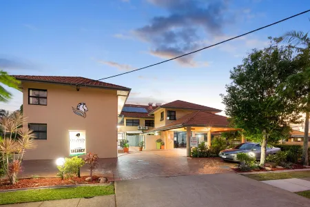 Pegasus Motor Inn and Serviced Apartments Отели рядом со станцией Doomben Station