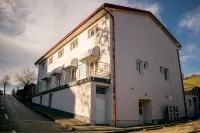 Wine Hill Hostel Hotel di 