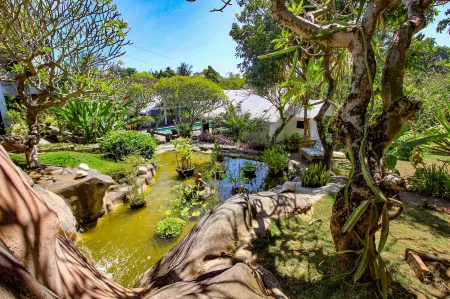 Le Mirage Villa Santai Отели рядом с достопримечательностью «GKII BUKIT KALVARI BANYUSERI»